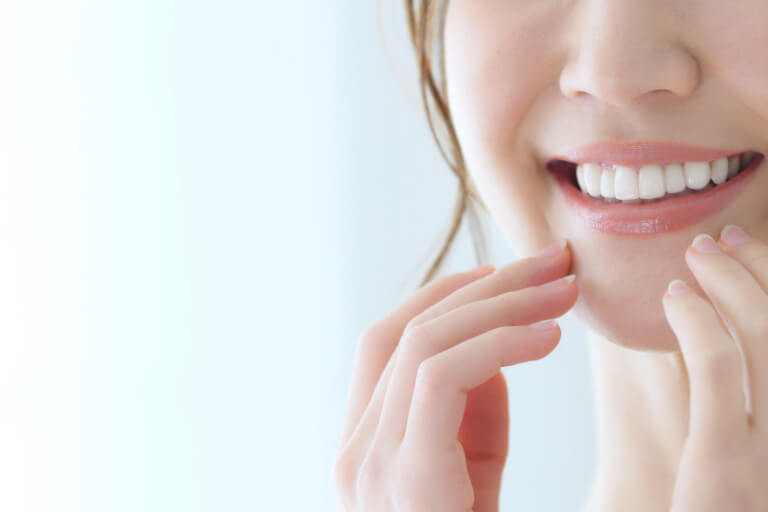 白く輝く歯で、もっと素敵な笑顔に