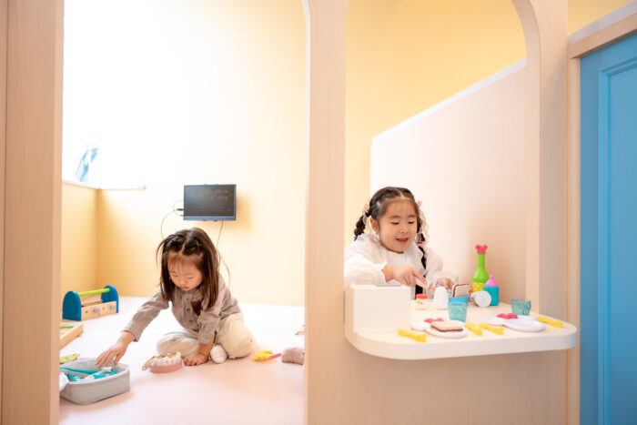 ファミリー診療室と乳幼児専用スペースを完備 